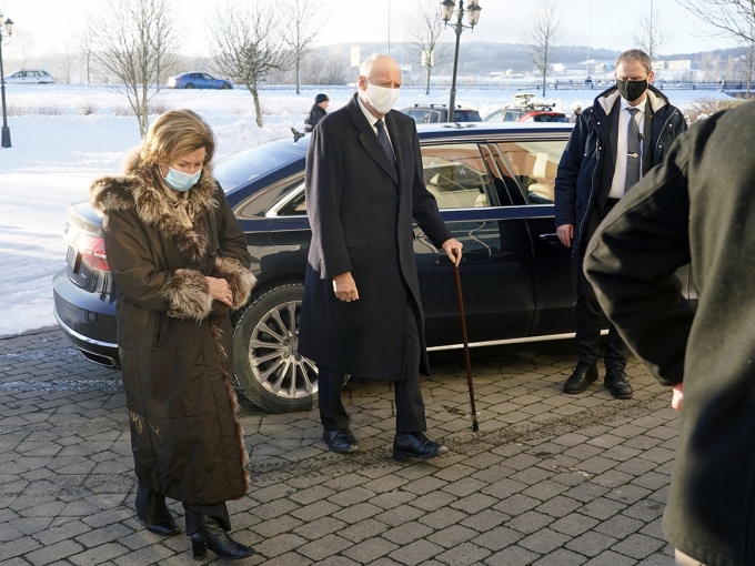 The King and Queen arrive at Olavsgaard Hotel to meet people affected by the Gjerdrum landslide. Photo: Lise Åserud / NTB